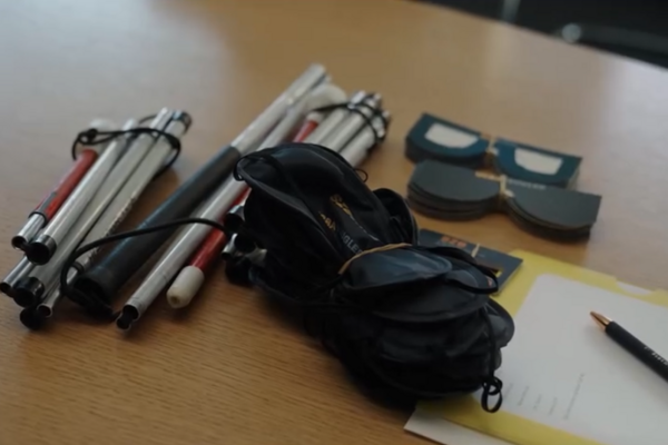Sensibilisierungsanlass in einem Schweizer Klassenzimmer mit Schülern und Lehrperson
